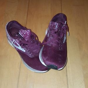 Like New Brooks Tennis Shoes